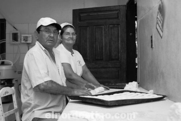 El señor Ceferino González viene acompañando hace muchos años a su esposa Ña Teresa Zarza en la elaboración de la chipa. (Foto: Diego Lozano).