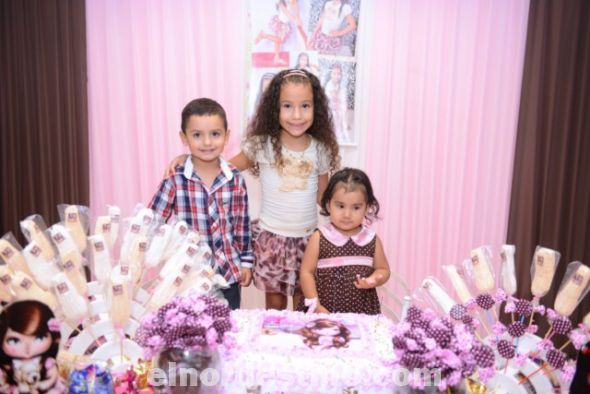 La pequeña Jamile Maisa Escobar Díaz festejó sus siete años con una divertida y colorida fiesta que ofrecieron sus padres. El encuentro tuvo lugar en el Salón de Eventos Party de Pedro Juan Caballero, el día jueves 26 de Marzo de 2015.  (Foto: Fotomanía Digital). 