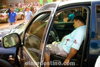 El cadáver de Luis Alberto Arteta Otazú todavía en el interior de la lujosa camioneta Dodge Ram 2500. Una vez más un presunto “ajuste de cuentas” se produjo en la frontera pedrojuanina. (Foto: Diego Lozano).