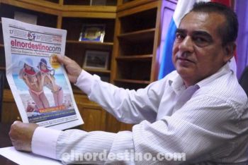 El gobernador de Concepción abogado Ricardo Paredes González con la edición 49 de  nuestro periódico mensual elnordestino.com (Foto: Diego Lozano).