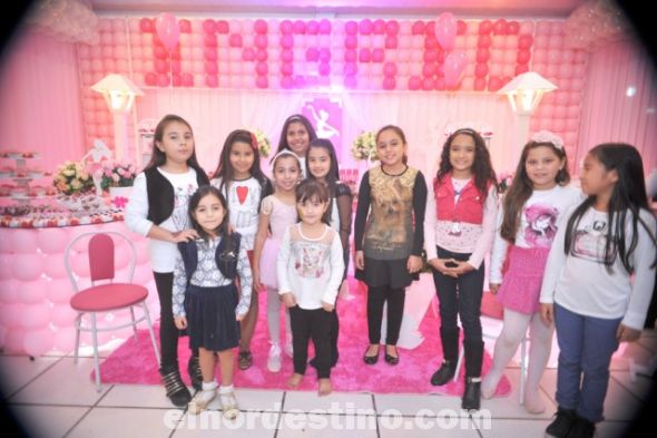 La pequeña Ingrid Soledad festejó sus ocho años con una divertida y colorida fiesta que ofrecieron sus padres. El encuentro tuvo lugar en el Salón de Eventos Cumple Fest de Pedro Juan Caballero, el día sábado 18 de Abril de 2015. (Foto: Fotomanía Digital). 