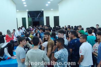 Una gran cantidad de jóvenes y adultos estuvieron en el acto de bienvenida y presentación de autoridades de Universidad Sudamericana. (Foto: Diego Lozano). 
