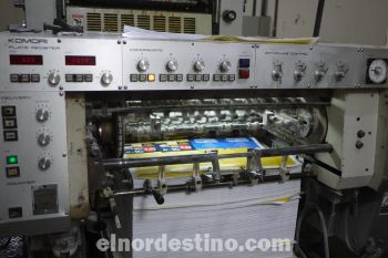 La legendaria máquina japonesa Komori 425 prestando servicio en la fase terminal de un trabajo de impresión de gran volumen. (Foto: Diego Lozano).