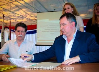El Ing. Osvaldo Rodríguez (Director de Infraestructura del IPS) y el Abog. Fernando Silva Facetti (Presidente del IPS) firman la orden de Ejecución derivadas del contrato DIP Nro.23/11. (Foto: Diego Lozano).