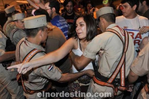 La policía contuvo a los manifestantes que intentaron sobrepasar el control. (Foto: Diario ABC Color).