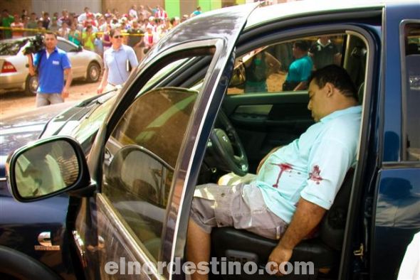 El cadáver de Luis Alberto Arteta Otazú todavía en el interior de la lujosa camioneta Dodge Ram 2500. Una vez más un presunto “ajuste de cuentas” se produjo en la frontera pedrojuanina. (Foto: Diego Lozano).