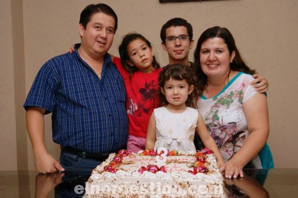 La pequeña Mirta festejó sus tres años con una divertida y colorida fiesta que ofrecieron sus padres. El encuentro tuvo lugar en su domicilio particular de Pedro Juan Caballero, el día sábado 5 de Abril de 2014. (Foto: Diego Lozano).