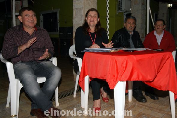 El “concejal del pueblo” Ramón Velázquez es bienvenido por la concejala Sonia González, el ingeniero José Quinto Paredes y don Severo Villalba. (Foto: Diego Lozano).