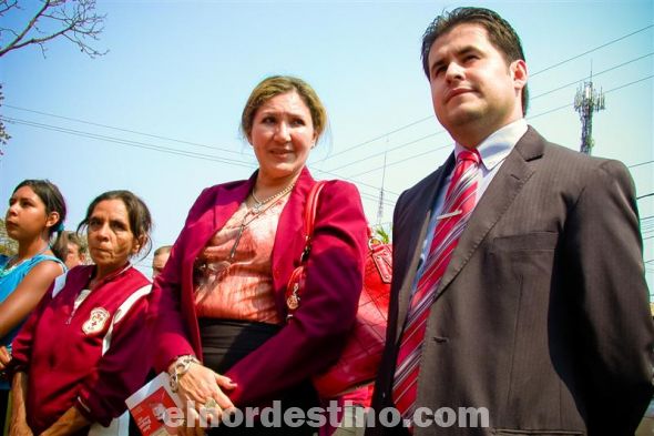 La abogada Gail “Garilín” González Yaluff y el abogado Elvio Insfrán estuvieron compartiendo el el acto de entonación del Himno Nacional Paraguayo, Izamiento del Pabellón Patrio y Partidario. (Foto: Diego Lozano).