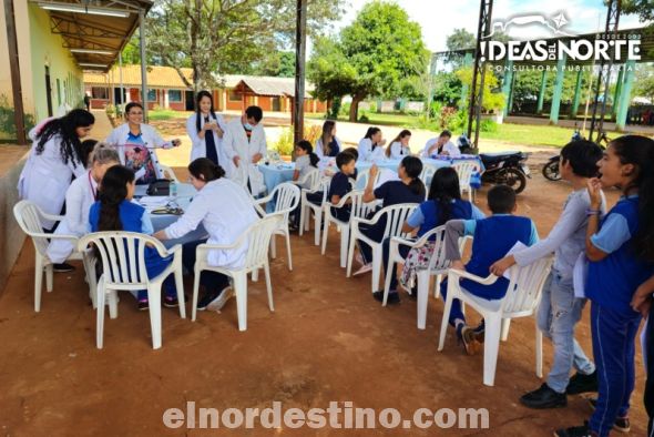 En el marco de las actividades de Extensión Universitaria de Universidad Sudamericana, se realizó inspección médica a alumnos del Turno Mañana de la Escuela Juan Emilio de O’Leary de Pedro Juan Caballero. (Foto: Diego Lozano para Ideas del Norte Consultora Publicitaria).