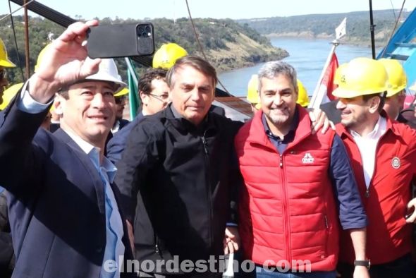 El puente comenzó a ser construido en 2019, a un coste calculado en unos ochenta y cuatro millones de dólares, financiados por la represa hidroeléctrica de Itaipú, cuya propiedad comparten Brasil y Paraguay. (Foto: Agencia EFE).