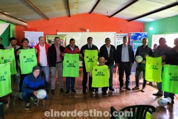 Durante la recepción al secretario ejecutivo de la Unión del Futbol del Interior Lesli Leith, cada equipo perteneciente al recientemente creado representativo distrital presidido por el abogado Gustavo Godoy recibió una pelota y chalecos. (Foto: Gentileza).