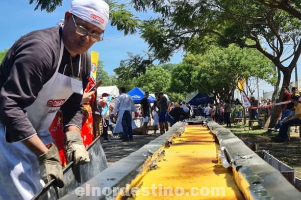 Con el sonido de la sirena de un carro de los Bomberos Voluntarios de Luque se realizó la elaboración de la sopa paraguaya más larga del mundo, Así también, durante la jornada se desarrolló un festival donde se contó con la presencia de varias agrupaciones artísticas. (Foto: Diario ABC Color).