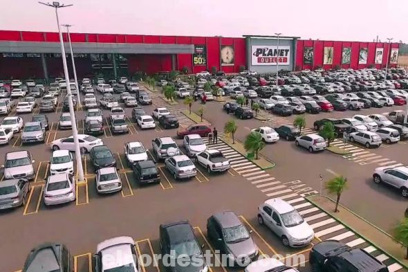 La mayor tienda de precios promocionados de la capital de Amambay, fronteriza con Ponta Porã, propone un fin de semana entero de descuentos durante la promoción especial “San Juan Ára”. (Flyer: Gacetilla de prensa de Planet Outlet).