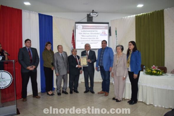 El rector, el vicerrector y la Decana de la Facultad de Humanidades en nombre del Consejo Superior Universitario entregaron un certificado a la familia en gratitud por los aportes de don Enrique. (Foto: Universidad Nacional de Concepción).