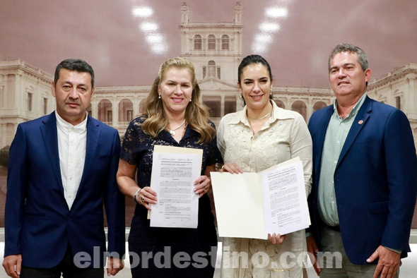 Las ministras María Teresa Barán y Claudia Centurión rubricaron un convenio marco interinstitucional entre el MSPyBS y el MOPC, con el objetivo de fortalecer y consolidar la cooperación entre ambas instituciones. (Foto: Ministerio de Salud Pública y Bienestar Social).