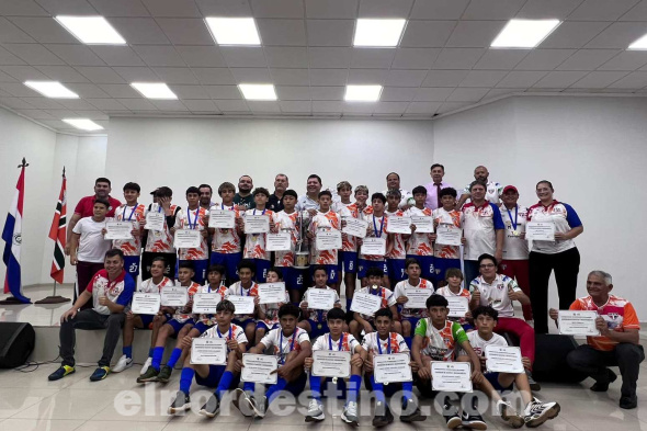 Durante su discurso, el gobernador abogado Juan Silvino Acosta Benítez compartió anécdotas del viaje y consagración en la ciudad de Concepción, aclarando que participó y se emocionó como un aficionado más. (Foto: Dirección de Comunicaciones de la Gobernación de Amambay).