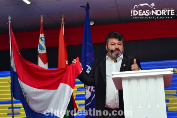 Carlos Bernardo habló de forma sencilla y convincente, contando el inicio de las actividades de la Universidad Central del Paraguay. Compartió su testimonio del crecimiento de la institución, citando las adversidades que tuvo que superar. (Foto: Diego Lozano para Ideas del Norte Consultora Publicitaria).