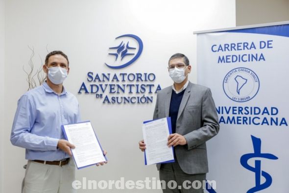 El rector abogado Hermann José Weisensee Samson y el director doctor Alexis Fabián Oleynick rubrican el convenio interinstitucional, representando a Universidad Sudamericana y al Sanatorio Adventista de Asunción respectivamente. (Foto: Asesoría de Prensa de Universidad Sudamericana).