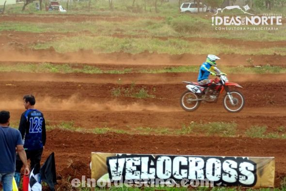 La competencia de velocross abrió la primera jornada de la gran fiesta del trabajo, que regresa después de dos años de pausa por la Pandemia. Los intrépidos pilotos realizaron una buena performance, a pesar del fuerte viento. (Foto: Fátima Rodríguez Lozano para Ideas del Norte Consultora Publicitaria).