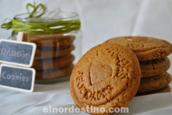 Una vez horneadas, las galletas se decoran con un rico glaseado blanco el cual, se elabora con azúcar glass, vainilla y un poco de agua. Este glaseado se tiene que dejar secar al aire libre para que se endurezca. (Foto: Cocina Rica).