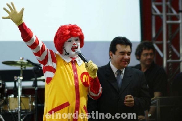 El propio Ronald McDonald fue uno de los principales encargados de animar la gran fiesta de inauguración de Planet Outlet de Pedro Juan Caballero, el primero de todo el Paraguay. (Foto: Diego Lozano).