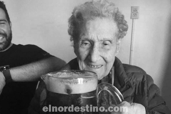 Elena Pisani es la abuela cordobesa de 100 años que logró vacunarse contra el coronavirus y decidió festejarlo tomando fernet, una de las bebidas más consumidas en Córdoba, provincia argentina donde reside. (Foto: CNN en Español).
