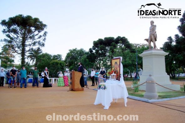 La plaza Pedro Juan Caballero fue recuperada totalmente, desde las veredas y camineros, con renovación de parte de la vegetación y una restauración total de la estatua del prócer nacional, que se erigió hace cien años de la mano del escultor nacional Francisco Almeida. (Foto: Diego Lozano para Ideas del Norte Consultora Publicitaria).