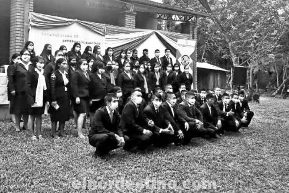 Los estudiantes defendieron sus tesis ante las autoridades pertinentes que, en lo general, se refiere a la defensa y preservación de su cultura (historia, costumbre, idioma, alimentación, vestimenta, entre otros). (Foto: Diario Última Hora).