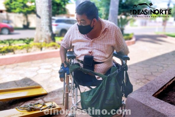 Sin sus dos piernas, Adán Invernizzi está apoyado en una silla de ruedas. Se desplaza ayudado por un triciclo motorizado, que tiene una rampa desplegable para descender y ascender del mismo. (Foto: Diego Lozano para Ideas del Norte Consultora Publicitaria).