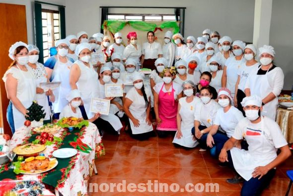 Los cursos enseñaron a más de ciento cincuenta personas, divididas en tres grupos. Los mismos fueron impartidos por la instructora gastronómica Marta Salinas. (Foto: Dirección de Comunicaciones de la Gobernación de Amambay).