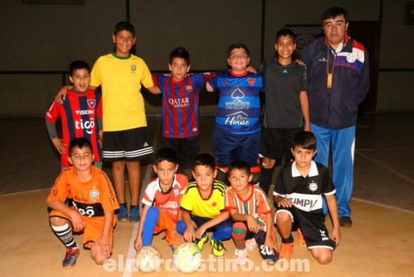 La Escuela de Fútbol de Salón del profesor Carlos Mercado en el Complejo Deportivo C Doble A del barrio María Victoria