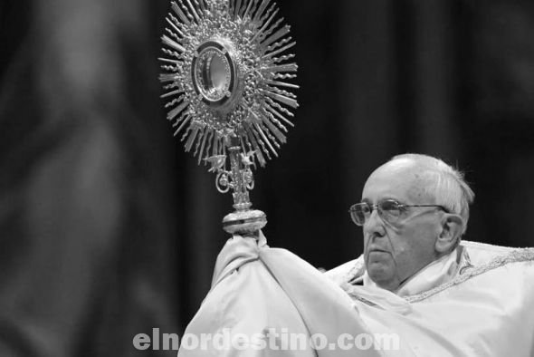 El Papa Francisco recordó la Última Cena con una misa y lavó los pies de ancianos y discapacitados