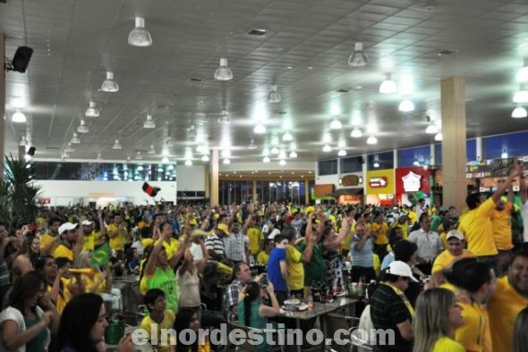 Miles de turistas llegaron hasta Shopping China para presenciar la clasificación de Brasil a semifinales 