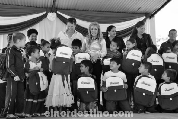 Gobernador de Amambay Pedro González Ramírez entrega dos mil seiscientas mochilas escolares en Bella Vista Norte