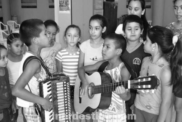 Dos niños concepcioneros con una guitarra y un acordeón de juguete sueñan con ser estrellas de la música popular