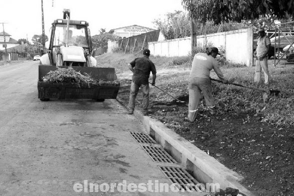 Después del pavimento asfáltico, a las calles de Ponta Porã se les colocan sus correspondientes cordones