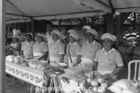 Las mujeres miembros de la Asociación de Feriantes de Horqueta ofertan sus productos agrícolas todos los viernes