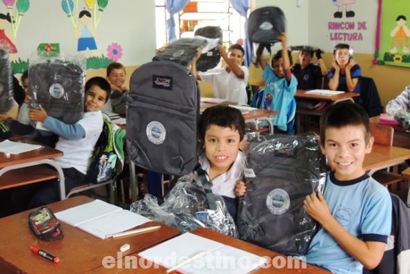 Gobernación de Amambay entregó 921  mochilas esta mañana a estudiantes de tres instituciones escolares de Pedro Juan Caballero