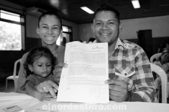 Familias de territorios sociales de Horqueta realizaron la firma de contratos para regularizar los inmuebles
