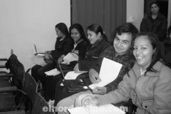 Estudiantes de la Universidad Nacional de Concepción con sede en Horqueta recibieron becas