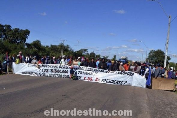Beneficiarios del Programa Tekoporã de la Secretaría de Acción Social bloquearon la Ruta V “Gral. Bernardino Caballero”