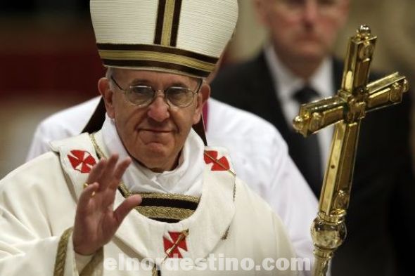 El Papa Francisco invitó a 200 pobres a cenar en los jardines de la Santa Sede donde personas sin techo compartieron pasta, carne, postre y champán