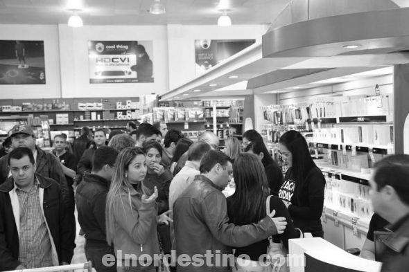 Miles de compradores en los comercios de Pedro Juan Caballero al comienzo de la V edición del Black Friday Frontera