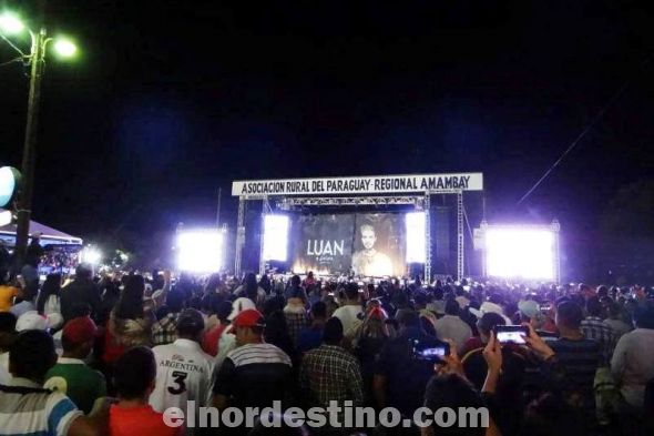 El cantante sertanejo Luan Santana se presentó con gran éxito en el escenario mayor de Expo Amambay