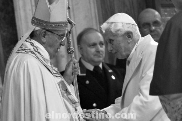El Papa Francisco abrió la Puerta Santa de San Pedro para iniciar el Jubileo de la Misericordia