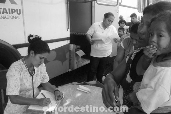 Funcionarios del Ministerio de Salud Pública y Bienestar Social brindaron asistencia médica a indígenas en Puerto Casado