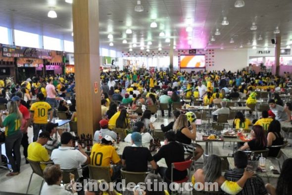 Un auténtico clima de fiesta se vivió en Shopping China en la jornada inaugural del Mundial Brasil 2014
