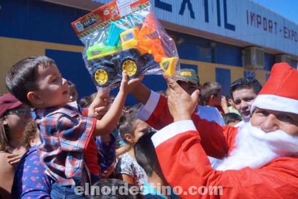 Presidente de la Junta Municipal y su familia reparten más de doce mil juguetes el día de Navidad en Pedro Juan Caballero