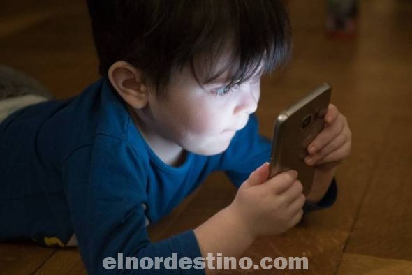 Las pantallas y los dispositivos electrónicos en la vida de los niños perjudican su desarrollo, su salud y su creatividad